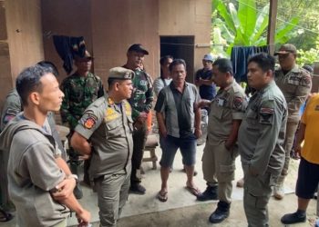 Teks Foto : Satpol PP Saat Hadir di Lokasi Ternak Kandang Babi Untuk Melakukan Penertiban.