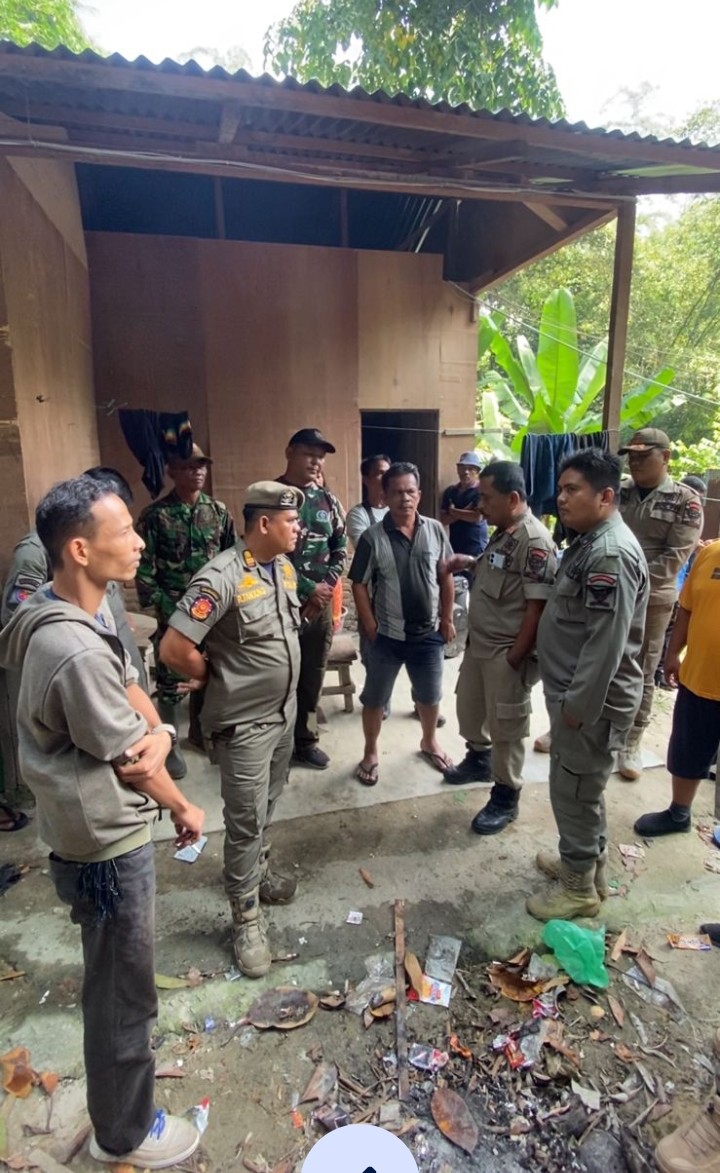 Teks Foto : Satpol PP Saat Hadir di Lokasi Ternak Kandang Babi Untuk Melakukan Penertiban.