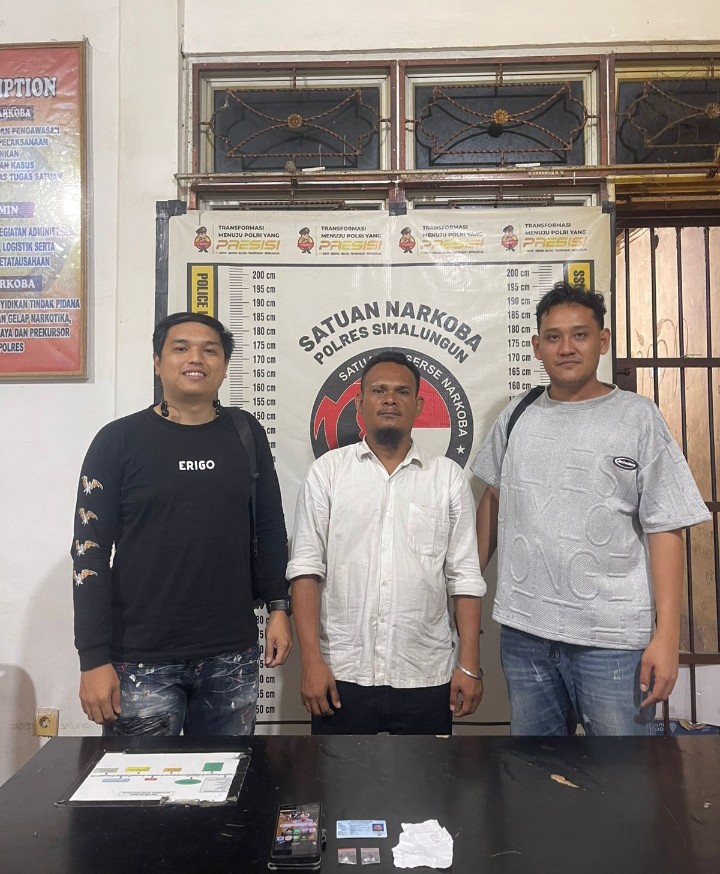 Brantas Narkoba Polsek Gunung Malela Ringkus Pria Paruh Baya, Amankan Sabu di Kebun Sawit Karang Rejo.