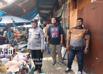 Polsek Siantar Barat Patroli Jalan Kaki Siang Hari Antisipasi 3C di Pasar Horas.