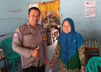 Bhabinkamtibmas Polsek Siantar Timur Laksanakan Sambang Kamtibmas kepada Lansia di Jalan Kapten Tandean.
