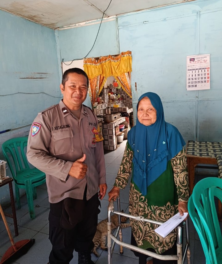 Bhabinkamtibmas Polsek Siantar Timur Laksanakan Sambang Kamtibmas kepada Lansia di Jalan Kapten Tandean.