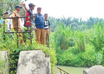 Tingkatkan Produksi Pertanian, Kepala BPBD Simalungun Tinjau Dua Bendung Yang Rusak Akibat Bencana Banjir di Kecamatan Ujung Padang.