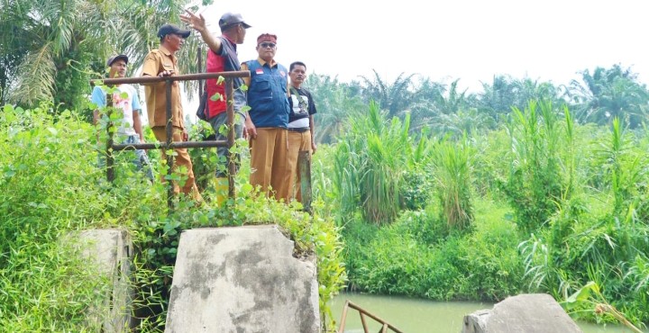 Tingkatkan Produksi Pertanian, Kepala BPBD Simalungun Tinjau Dua Bendung Yang Rusak Akibat Bencana Banjir di Kecamatan Ujung Padang.