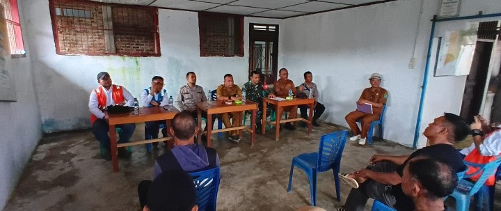 Polsek Silou Kahean Hadiri Musyawarah Pemasangan Tiang Listrik, Polisi Dorong Penyelesaian Persoalan Secara Humanis.