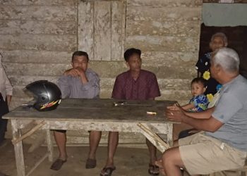 Bhabinkamtibmas Silou Kahean Dampingi Guru, Bujuk Dua Murid SD Kembali Bersekolah.