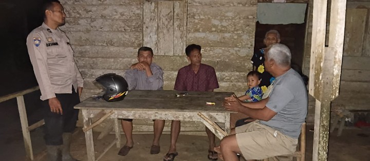 Bhabinkamtibmas Silou Kahean Dampingi Guru, Bujuk Dua Murid SD Kembali Bersekolah.