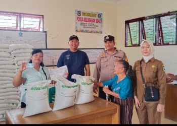 Bhabinkamtibmas Polsek Siantar Martoba Montoring Distribusi Penerima Banpang Beras Wilayah Kelurahan Bah Sorma.