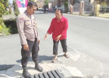Bhabinkamtibmas Polsek Siantar Marihat Cek Saluran Air di Gang Cisadane.