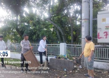 Bhabinkamtibmas Polsek Siantar Selatan Gotong Royong Bersama di Jalan Nias.