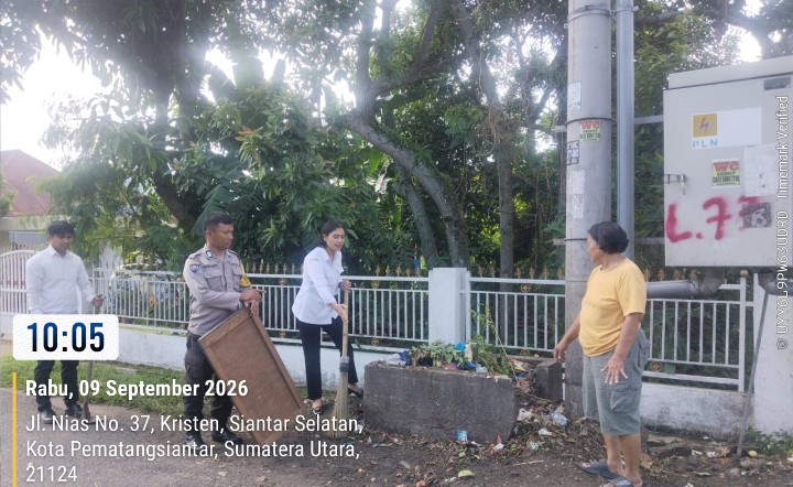 Bhabinkamtibmas Polsek Siantar Selatan Gotong Royong Bersama di Jalan Nias.