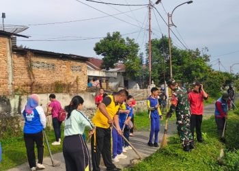 Bhabinkamtibmas Polsek Siantar Marihat Jumat Bersih di Gang Belimbing.