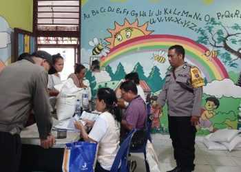 Bhabinkamtibmas Polsek Siantar Utara Monitoring Pembagian Banpang Beras Kepada Masyarakat.
