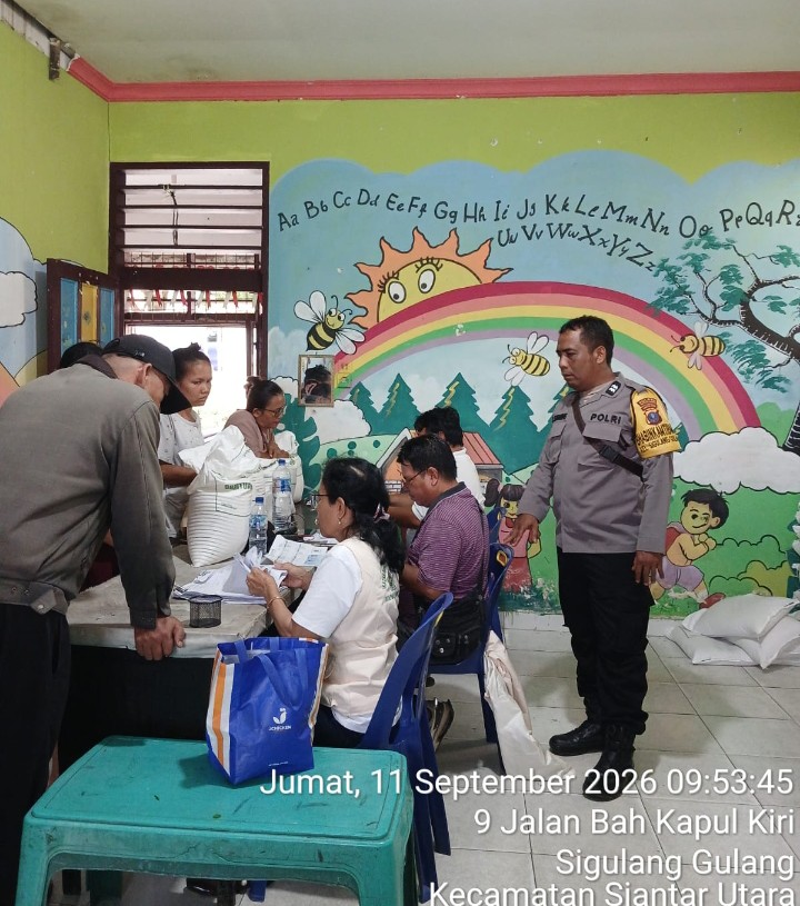 Bhabinkamtibmas Polsek Siantar Utara Monitoring Pembagian Banpang Beras Kepada Masyarakat.