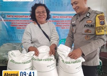 Bhabinkamtibmas Polsek Siantar Utara Monitoring Pembagian Banpang Beras Kepada Warga Kelurahan Baru.