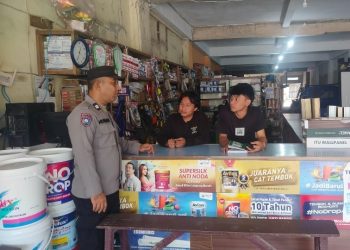 Polsek Siantar Utara Sampaikan Pesan Pesan Kamtibmas kepada Pekerja Toko.