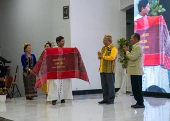 Wakil Ketua DPRD Kota Pematangsiantar Ir. Daud Simanjuntak, MM di Ulosi di Musyawarah Nasional XV UNIO Indonesia, yang digelar di Catholic Center CC-PPU KAM.