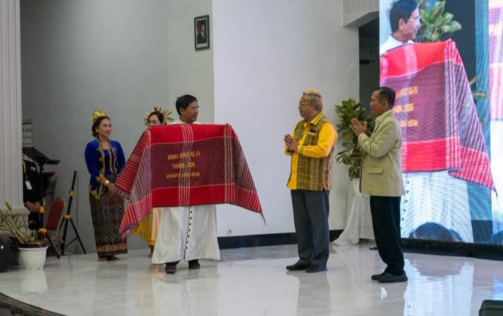 Wakil Ketua DPRD Kota Pematangsiantar Ir. Daud Simanjuntak, MM di Ulosi di Musyawarah Nasional XV UNIO Indonesia, yang digelar di Catholic Center CC-PPU KAM.