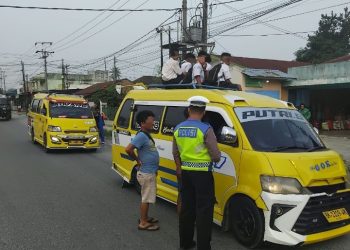 Sat Lantas Polres Pematangsiantar Edukasi Supir Angkutan Tidak Naikkan Penumpang ke Atas Atap Kendaraan.