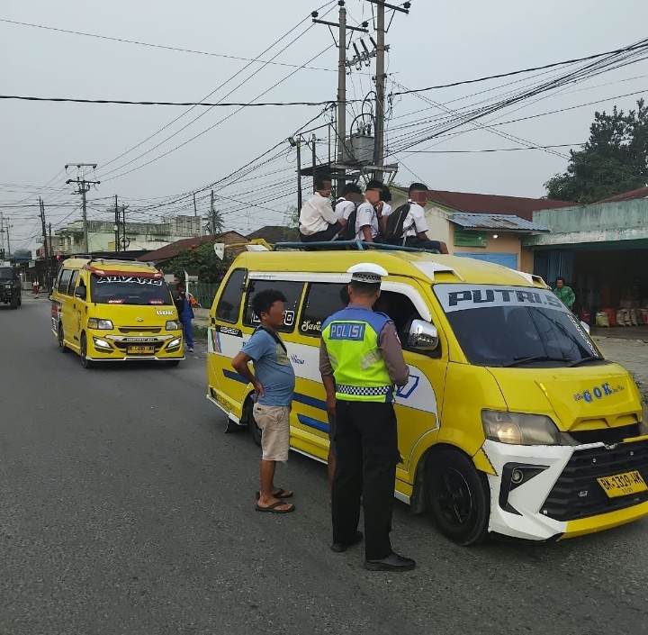 Sat Lantas Polres Pematangsiantar Edukasi Supir Angkutan Tidak Naikkan Penumpang ke Atas Atap Kendaraan.