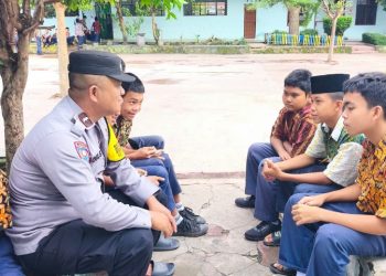 Bhabinkamtibmas Polsek Siantar Marihat Laksanakan Sambang Kamtibmas Ingatkan Pelajar Tidak Tawuran & Balap Liar.