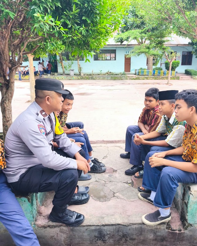 Bhabinkamtibmas Polsek Siantar Marihat Laksanakan Sambang Kamtibmas Ingatkan Pelajar Tidak Tawuran & Balap Liar.
