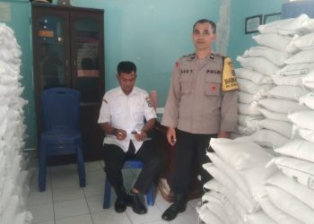 Bhabinkamtibmas Polsek Siantar Barat Monitoring Distribusi Banpang Beras Kepada Warga Kelurahan Sipinggol Pinggol.