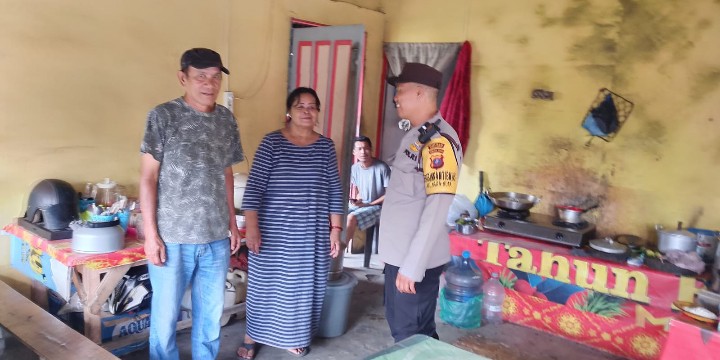 Bhabinkamtibmas Polsek Siantar Marihat Sambang Kamtibmas Antisipasi Curanmor di Jalan Parapat.