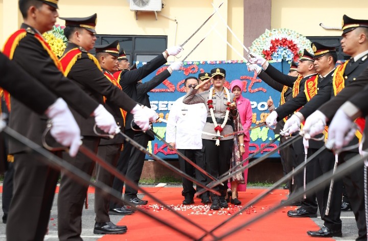 Tongkat Komando Berganti, Pedang Pora Warnai Perpisahan Kapolres Pematangsiantar.