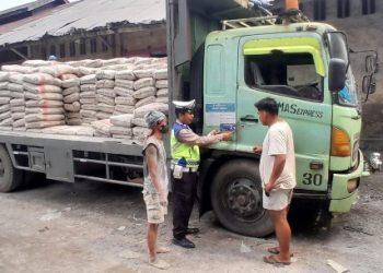 Polantas Karib, Sat Lantas Polres Pematangsiantar Bagikan Stiker Tertib Berlalu Lintas.