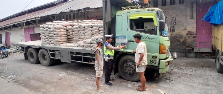 Polantas Karib, Sat Lantas Polres Pematangsiantar Bagikan Stiker Tertib Berlalu Lintas.