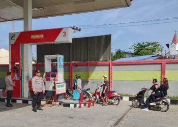 Bhabinkamtibmas Polsek Siantar Marihat Laksanakan Pengamanan & Montoring Pengisian BBM di SPBU.