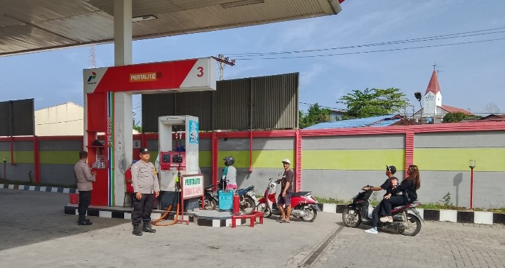 Bhabinkamtibmas Polsek Siantar Marihat Laksanakan Pengamanan & Montoring Pengisian BBM di SPBU.