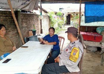 Bhabinkamtibmas Polsek Siantar Marihat Sambang Kamtibmas di Jalan Farel Pasaribu.