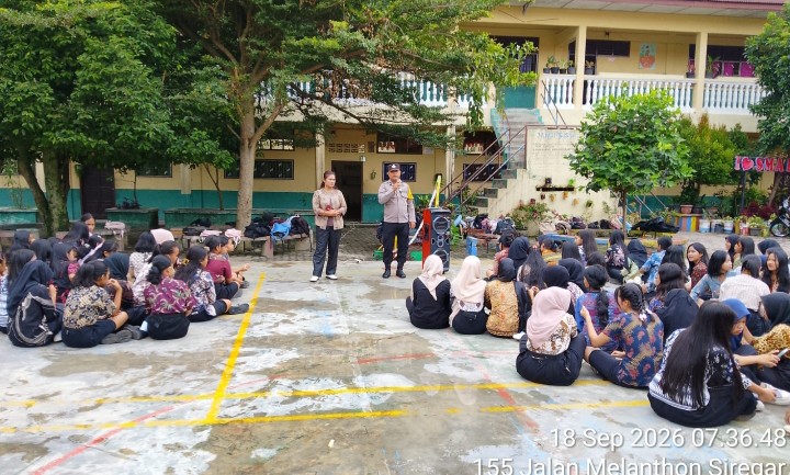 Bhabinkamtibmas Polsek Siantar Marihat Sambang Kamtibmas Cegah Tawuran di SMA Swasta Pelita.