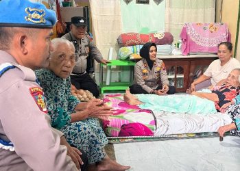 Jumat Berkah Polsek Siantar Selatan, Sambangi Lansia Penderita Stroke & Salurkan Bantuan.