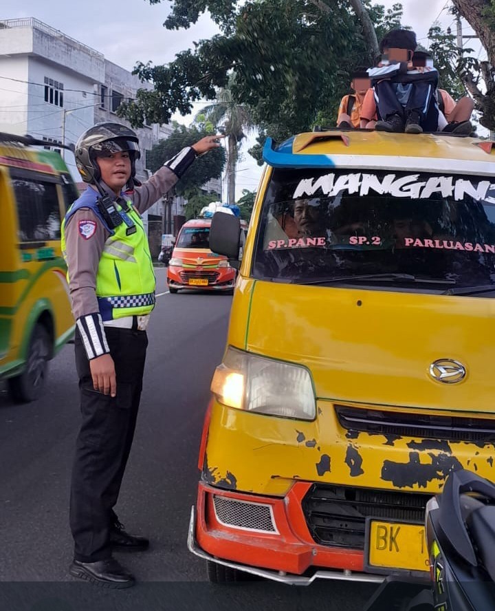 Sat Lantas Polres Pematangsiantar Laksanakan Binluh & Dikmas Lantas Kepada Masyarakat Pengguna Jalan.