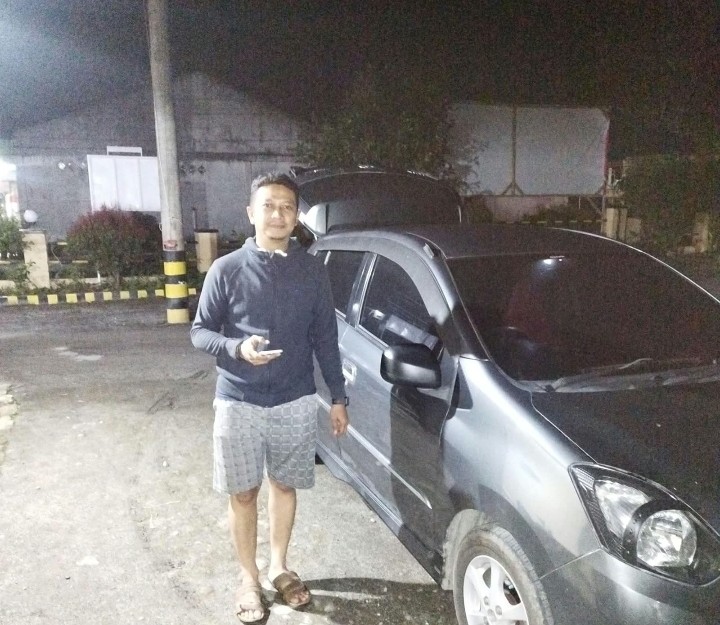Sigap Layanan 110, Polsek Pematang Silimakuta Bantu Warga Amankan Mobil Mogok di Tengah Malam.