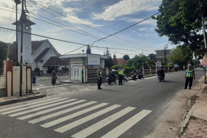 Sat Lantas Polres Pematangsiantar Patroli Gereja Ciptakan Rasa Aman & Nyaman Jemaat Beribadah.