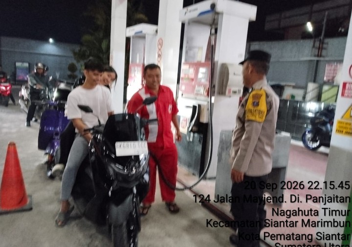 Bhabinkamtibmas Polsek Siantar Marihat Monitoring Penyaluran BBM di SPBU Wilkumnya.