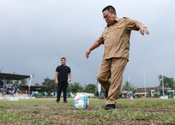 Wali Kota Pematangsiantar Wesly Silalahi, SH, MKn Melakukan kick off Tanda Dibukanya Kejuaraan Sepak Bola Antar Pelajar SMA/Sederajat Memperebutkan Piala Wali Kota Pematangsiantar Tahun 2026.