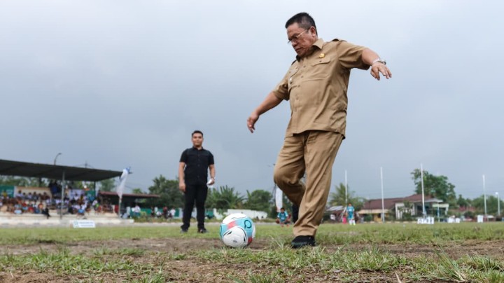 Wali Kota Pematangsiantar Wesly Silalahi, SH, MKn Melakukan kick off Tanda Dibukanya Kejuaraan Sepak Bola Antar Pelajar SMA/Sederajat Memperebutkan Piala Wali Kota Pematangsiantar Tahun 2026.