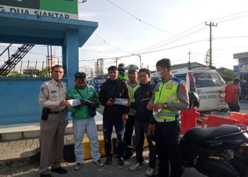 Sat Lantas Polres Pematangsiantar Bagikan Brosur Tertib Berlalulintas Kepada Masyarakat.