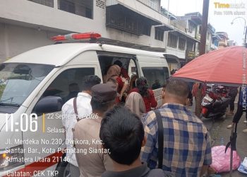 Polsek Siantar Barat Respon Cepat Evakuasi Seorang Perempuan Asal Simalungun Pingsan di Simpang Jalan Yogyakarta.