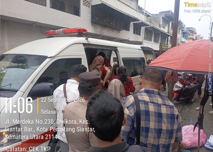 Polsek Siantar Barat Respon Cepat Evakuasi Seorang Perempuan Asal Simalungun Pingsan di Simpang Jalan Yogyakarta.