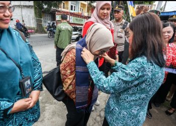 Ketua TP PKK Kota Pematangsiantar Ny Liswati Wesly Silalahi Sambut Kunjungan Tim Evaluasi Lomba Perilaku Hidup Bersih & Sehat (PHBS) di Kelurahan Pematang Marihat.