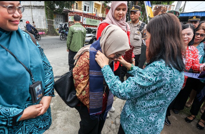 Ketua TP PKK Kota Pematangsiantar Ny Liswati Wesly Silalahi Sambut Kunjungan Tim Evaluasi Lomba Perilaku Hidup Bersih & Sehat (PHBS) di Kelurahan Pematang Marihat.