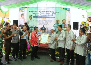 Wali Kota Pematangsiantar Wesly Silalahi, SH, MKn & Forkopimda Menerima Penghargaan Sebagai Tokoh Toleransi di Kota Pematangsiantar Dari FKUB.