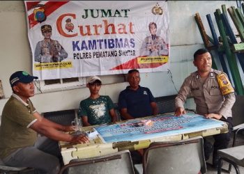 Bhabinkamtibmas Polsek Siantar Selatan Jumat Curhat Kamtibmas di Jalan Vihara.