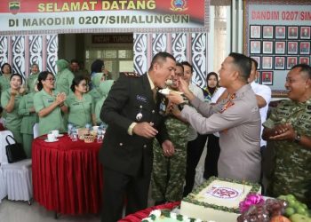 Kejutan HUT Ke - 81 TNI, Kapolres Simalungun Sambangi Kodim 0207 Tingkatkan Soliditas & Sinergitas TNI-Polri.